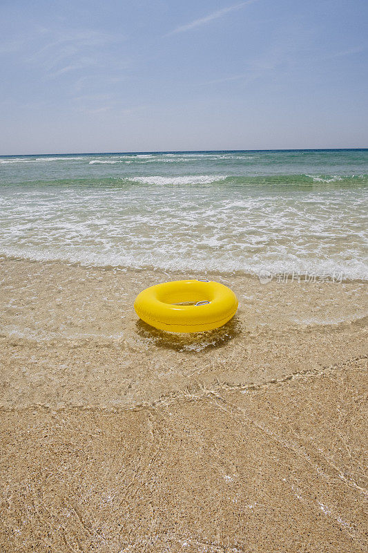 黄色的橡胶圈在Pedn Vounder海滩，波斯科诺，康沃尔在一个阳光明媚的六月天。